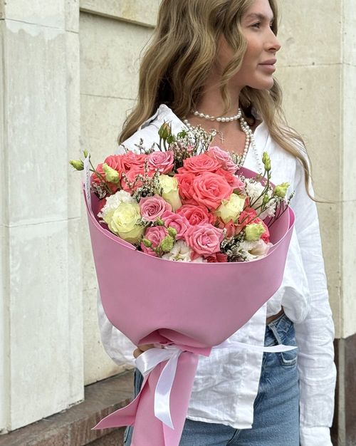 Букет из роз и озотамнуса