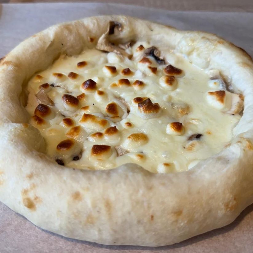 Сырная лепешка с курицей и грибами