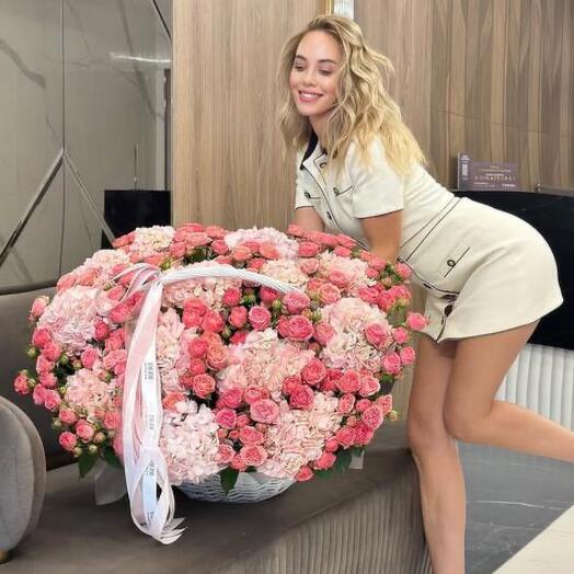 Корзина с цветами кустовые розы и гортензии