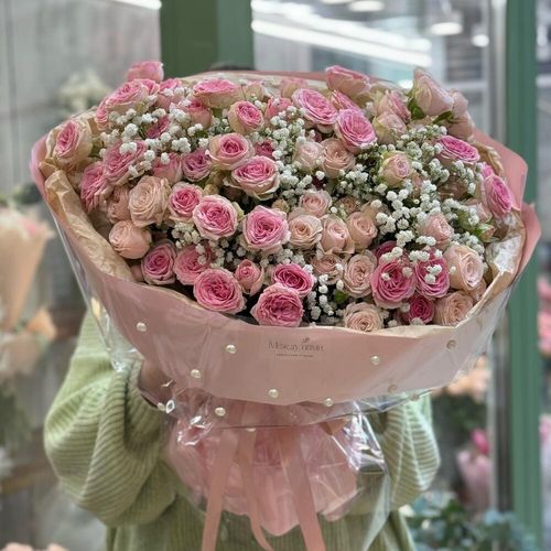 Кустовые розы с гипсофилой