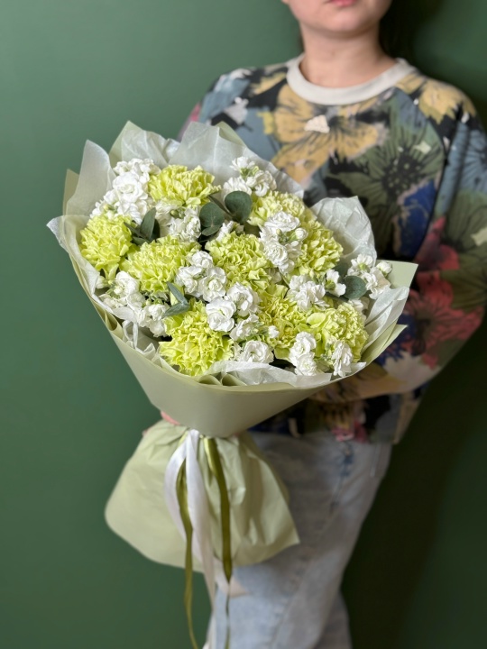 Букет с фисташковыми диантусами, маттиолой и эвкалиптом