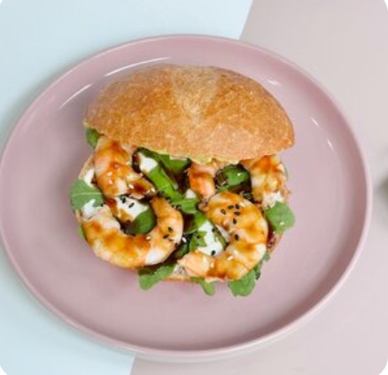 Австрийский завтрак с креветками и гуакамоле