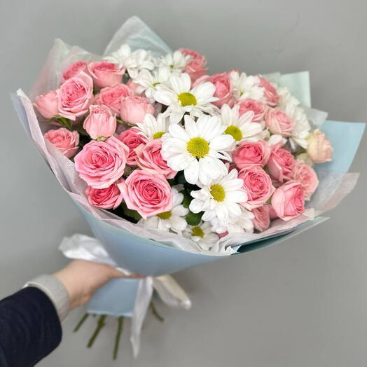 Букет с кустовыми розами и хризантемой