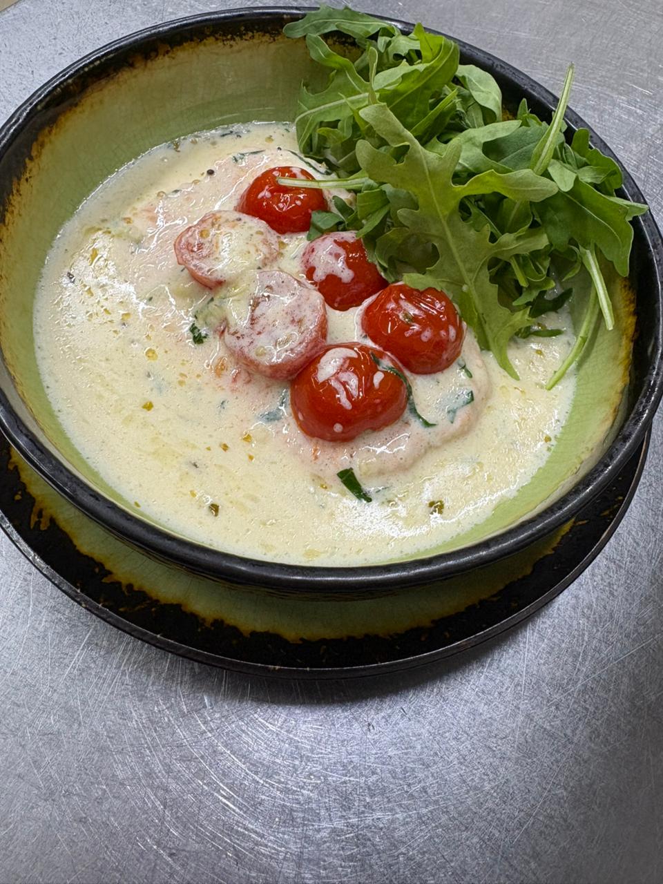 Лосось в сливочно-горчичном соусе с черри и рукколой