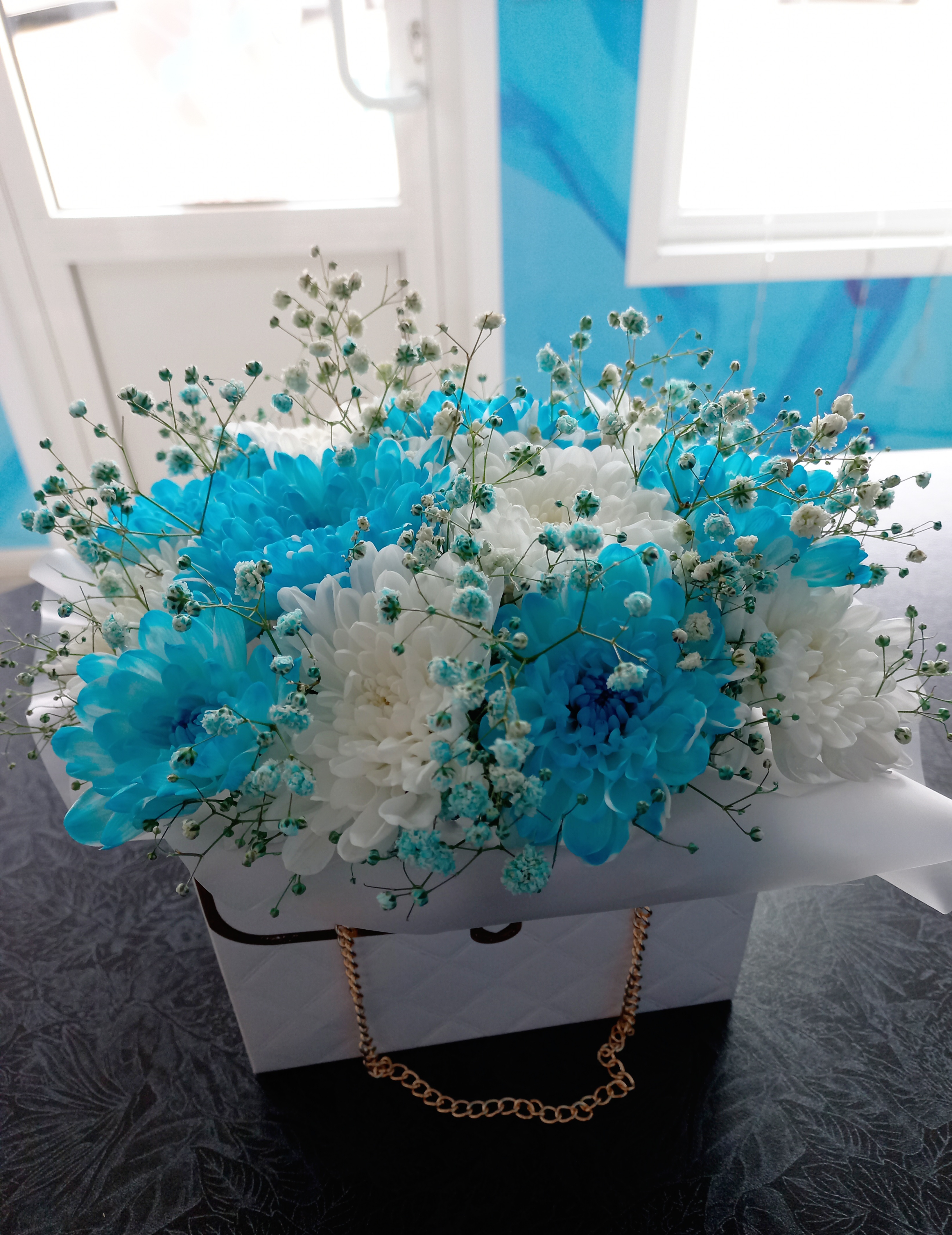 Цветочная композиция из хризантем в сумочке