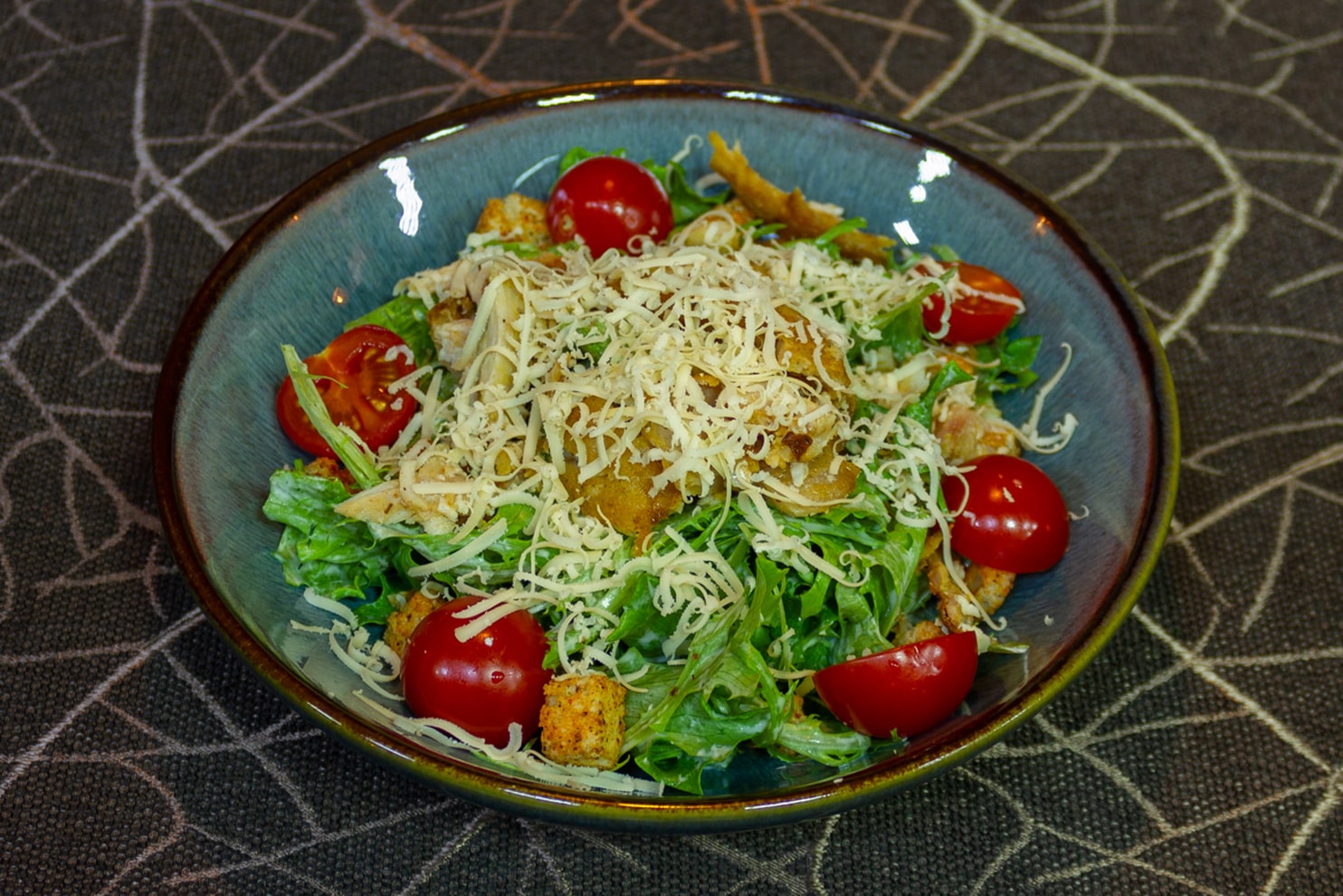 Салат Цезарь с курицей