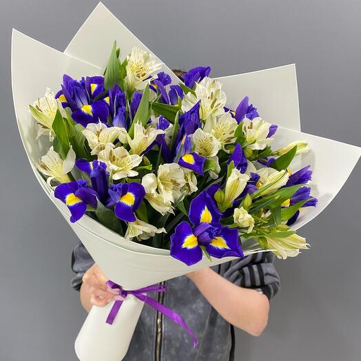 Букет из альстромерий и ирисов