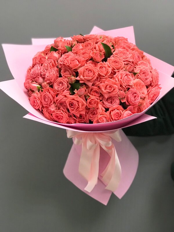 Букет из 17 кустовых роз Барбадос в фоамиране