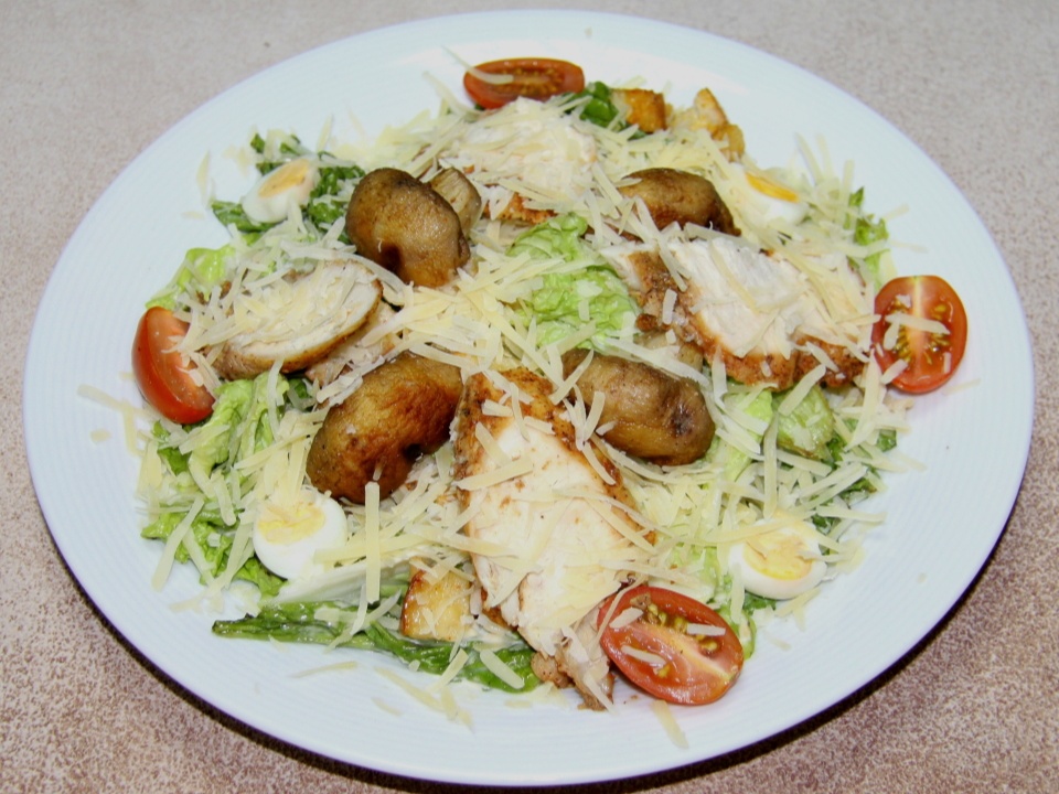 Цезарь с курицей и грибами