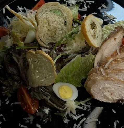 Салат Цезарь с курицей