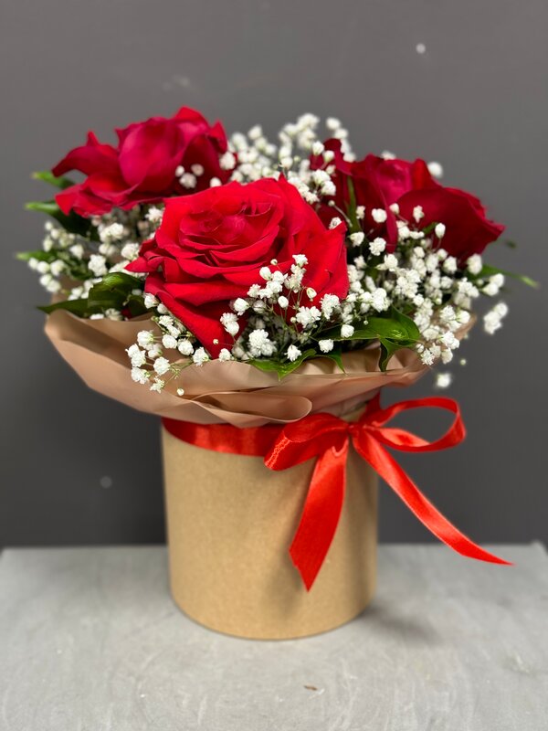 Коробка из 3 алых французских роз с гипсофилой