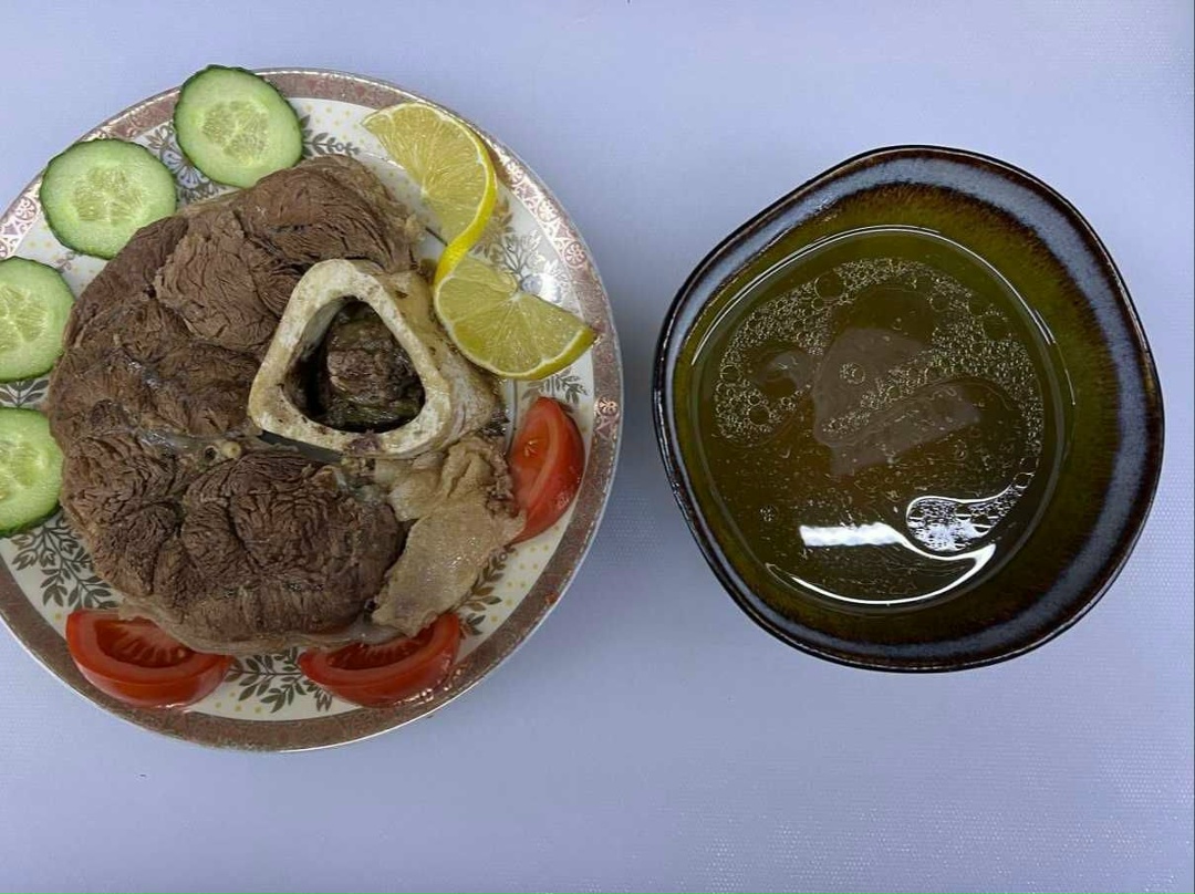 Бульон с мясом на косточке с зеленью и лимоном