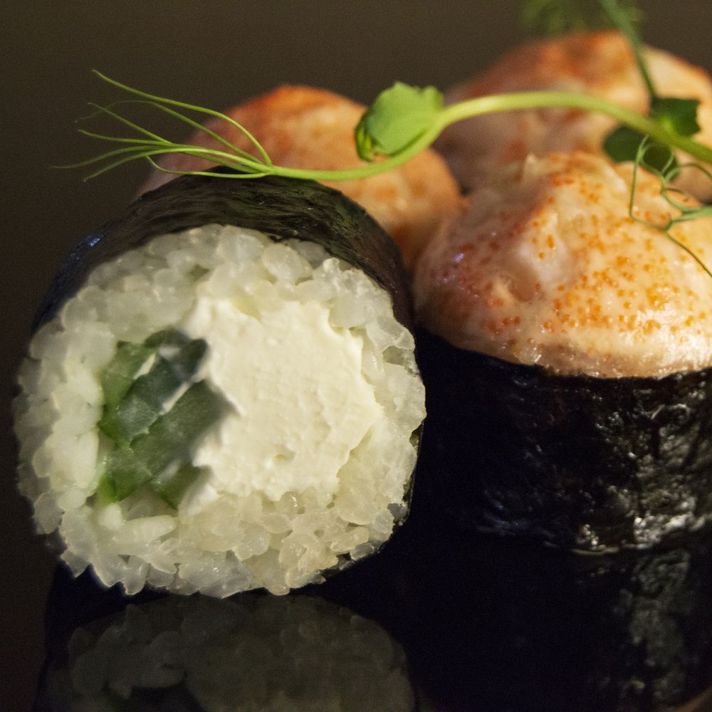 Запеченный с кальмаром 8 шт