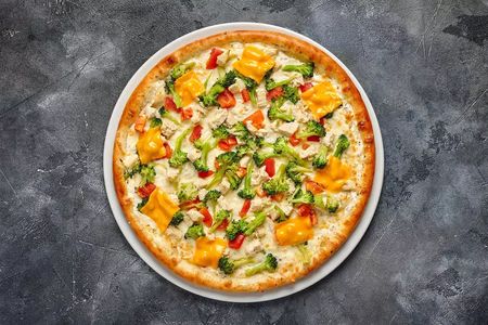 Пицца с курицей и брокколи