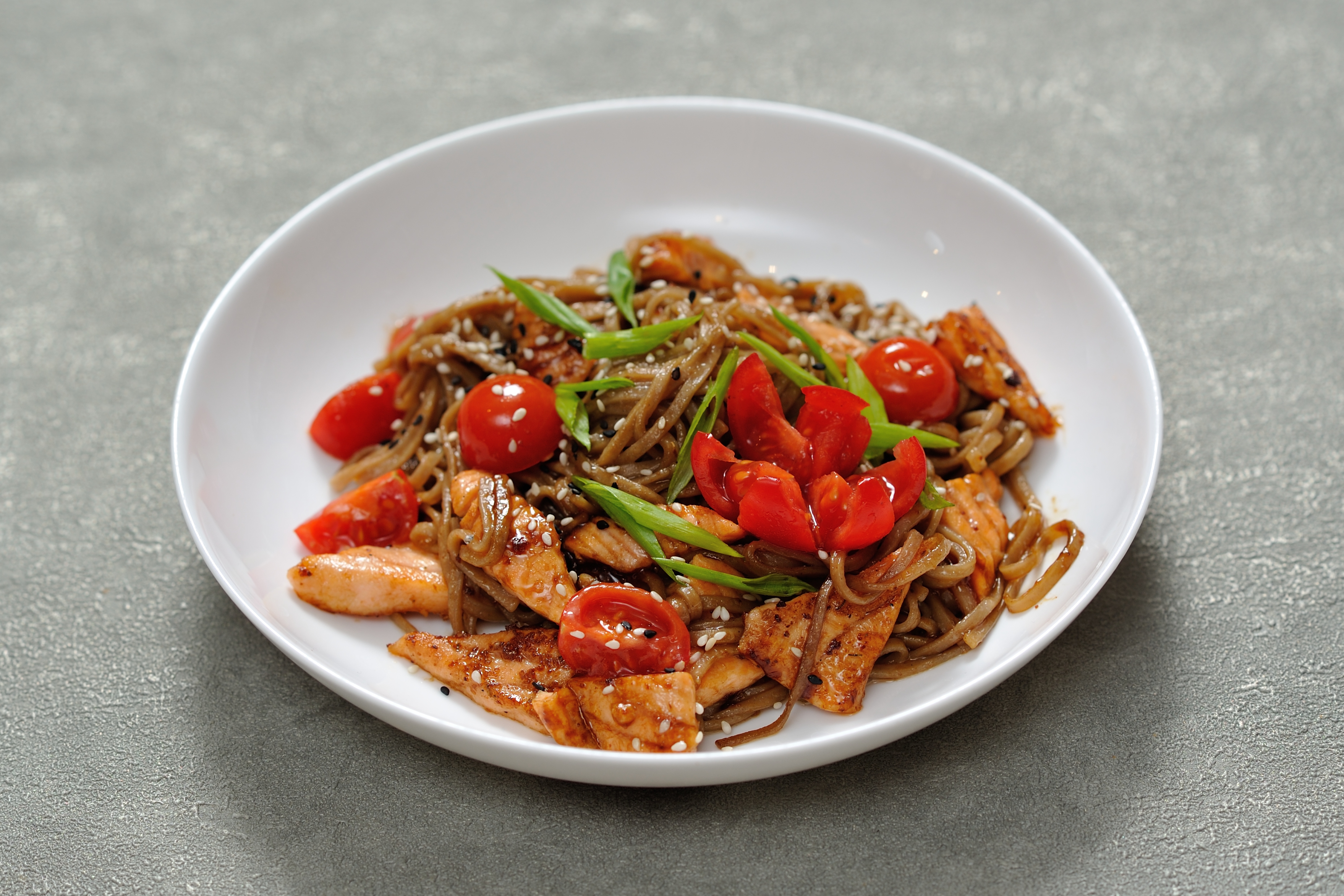 Wok с лососем