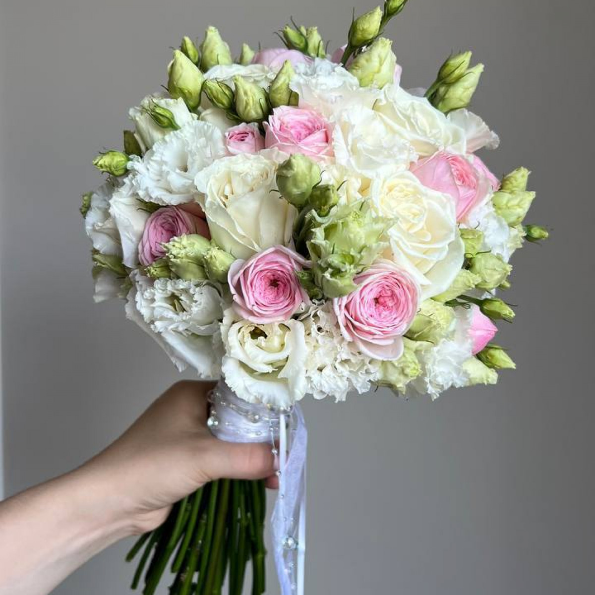 Букет невесты из пионовидных роз, эустом (предзаказ)