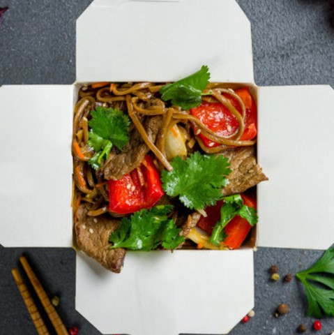 Wok по-китайски с говядиной и лапшой соба