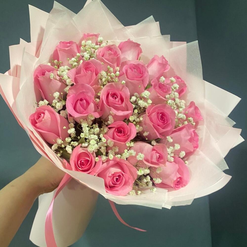 21 розовая роза с гипсофилой