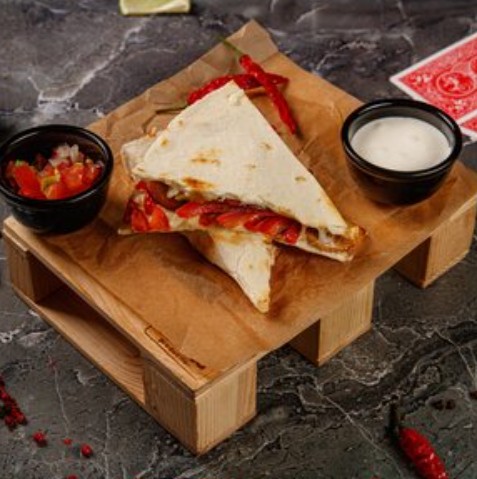 Кесадилья с грибами и халапеньо