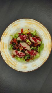 Зеленый салат с уткой