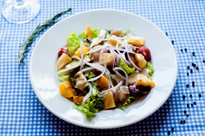 Салат с копченой скумбрией