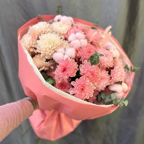 Букет из розовых хризантем с сухоцветами (б2081)
