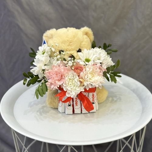 Мягкая игрушка Мишка со сладостями и цветами ко дню влюбленных