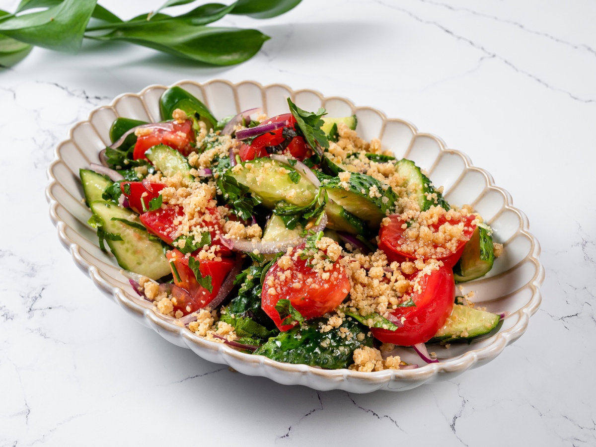 Салат овощной по-домашнему с орехами