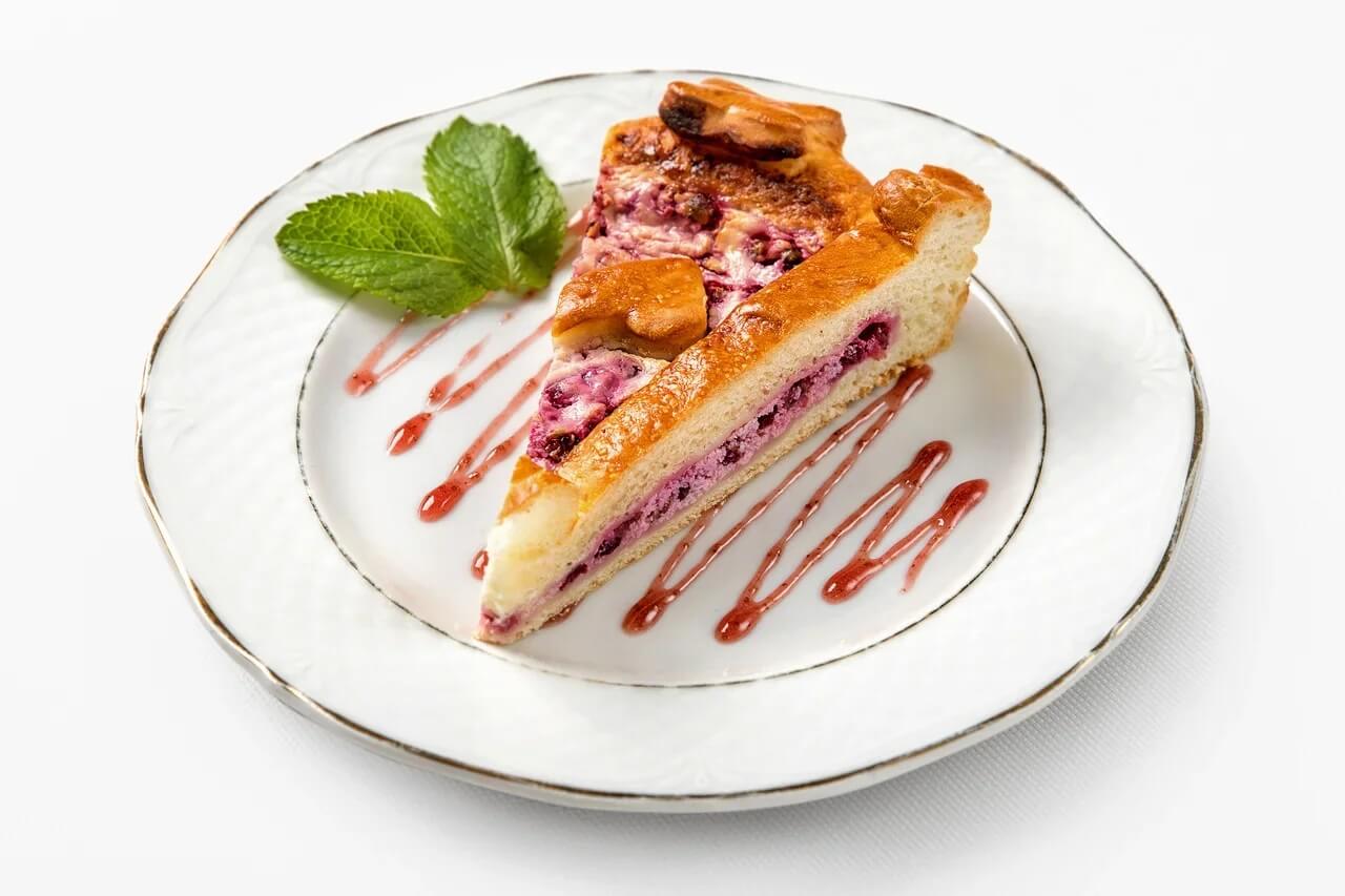 Пирог с творогом и брусникой