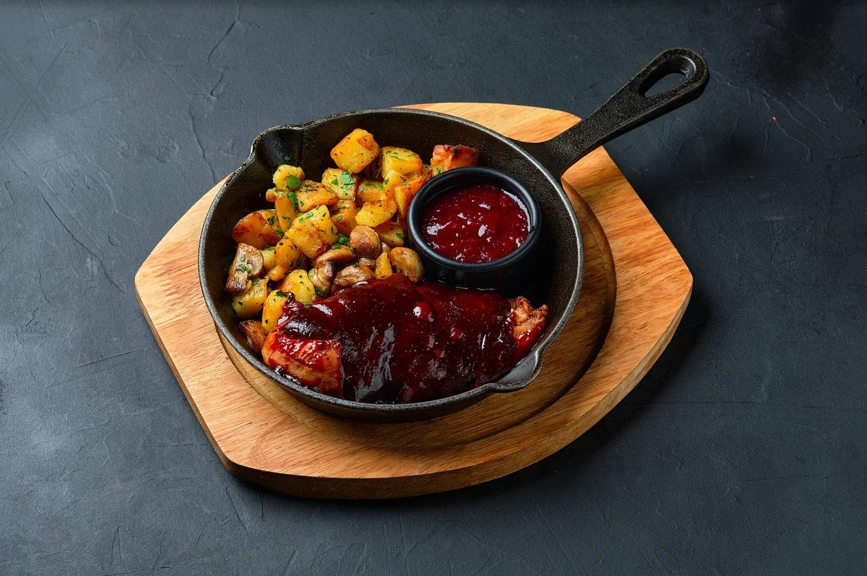 Свиная вырезка с клюквенным соусом