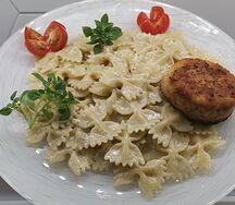 Фарфалле в сл.-чесночном соусе с шницелем
