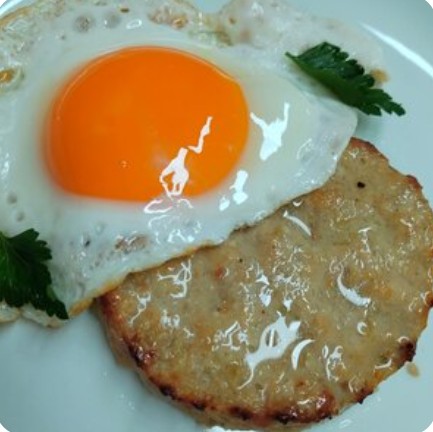 Бифштекс мясной с яйцом