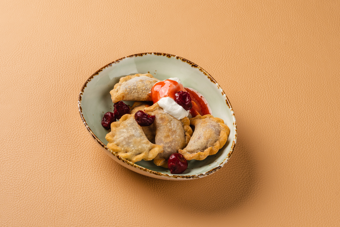 Вареники вишня жареные