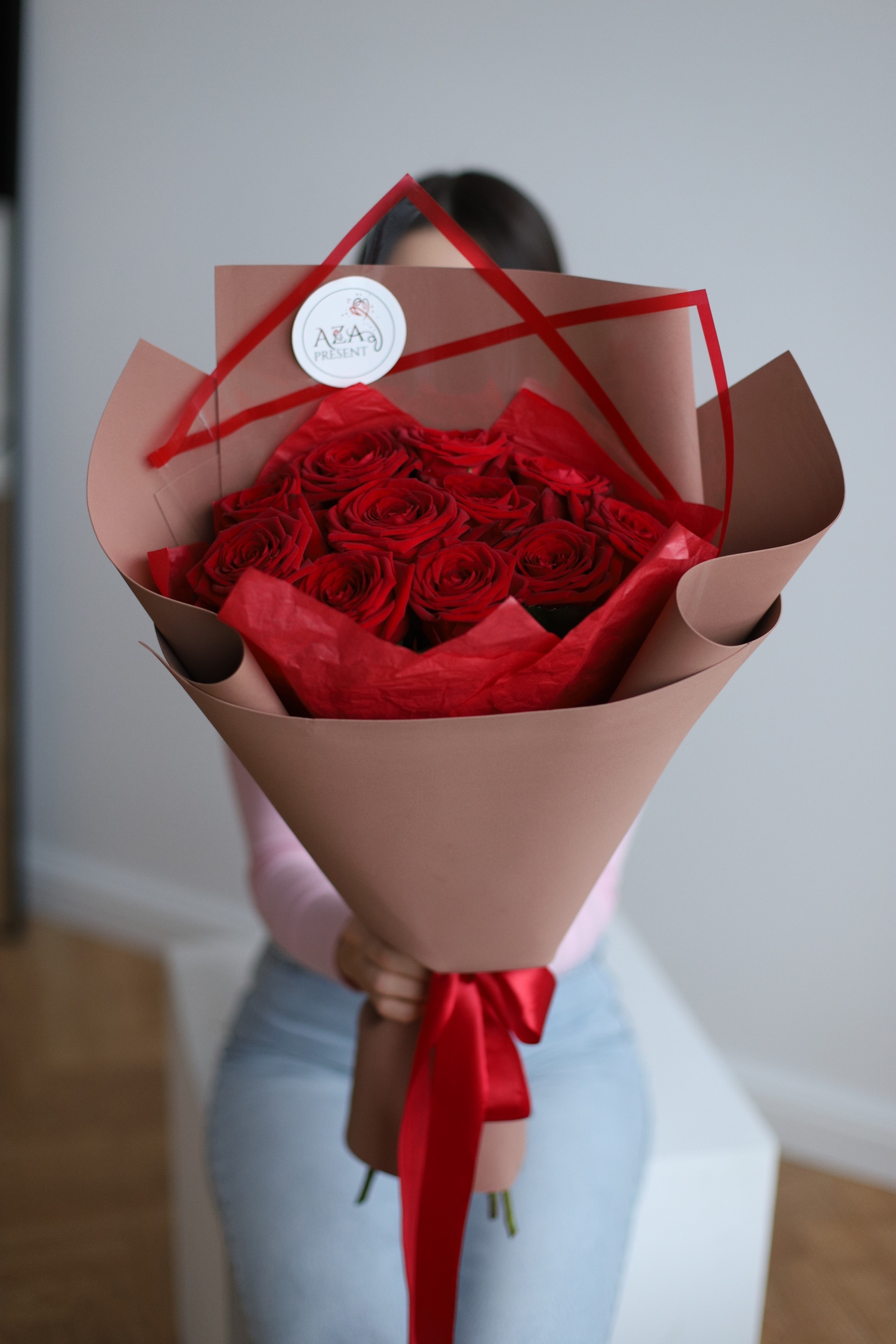 11 красных роз в оформлении