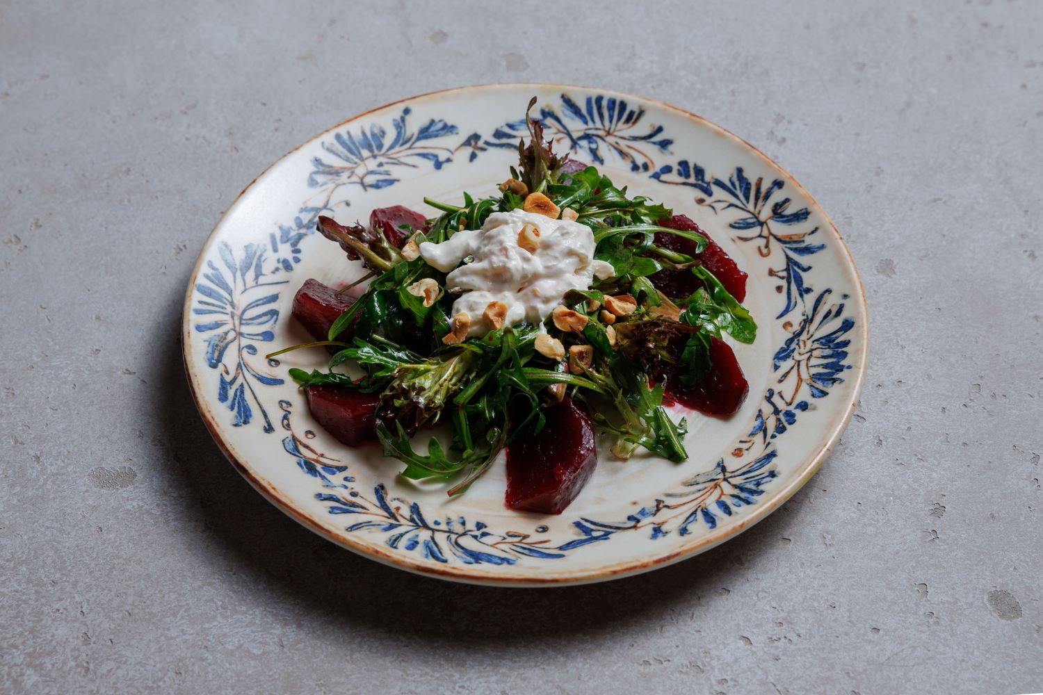 Салат со свеклой, соусом маракуйя и сыром страчателла