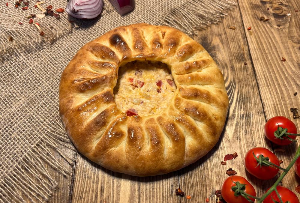 Хычин с курицей, сыром и помидорами