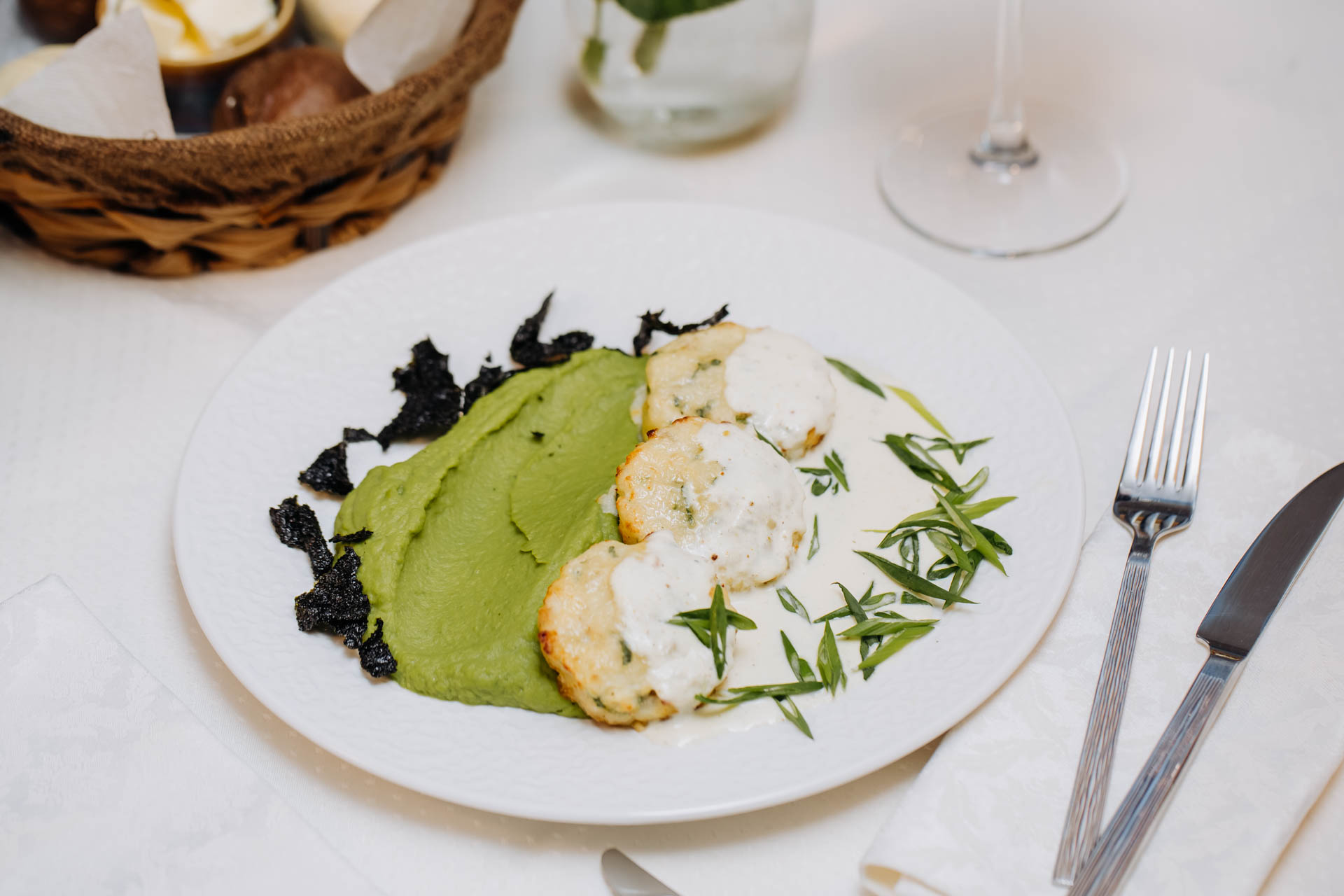 Котлеты из трески с картофельно-шпинатным пюре и сливочным соусом карри