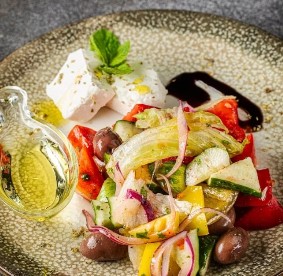 Салат из свежих овощей с брынзой