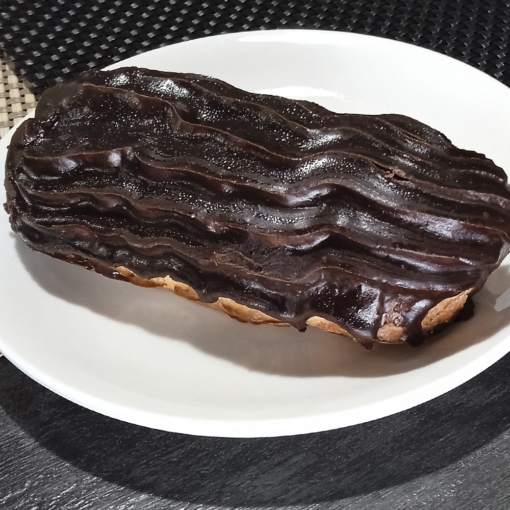 Эклер с варёной сгущёнкой