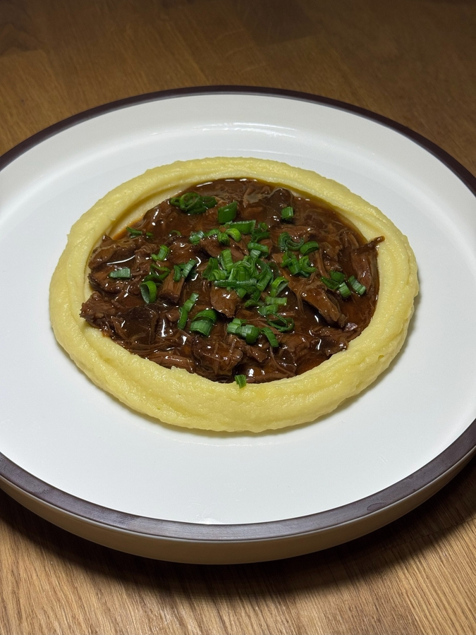 Томленые говяжьи щёчки с картофельным пюре