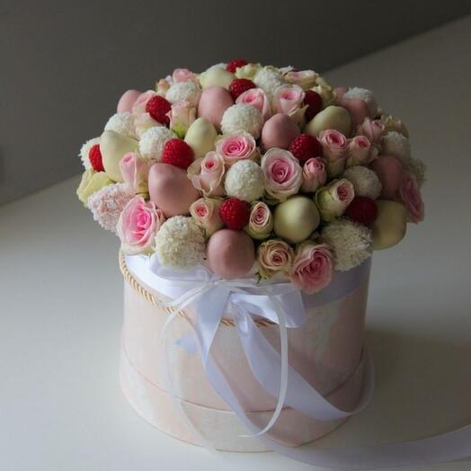 Клубника в шоколаде и кустовые розы 