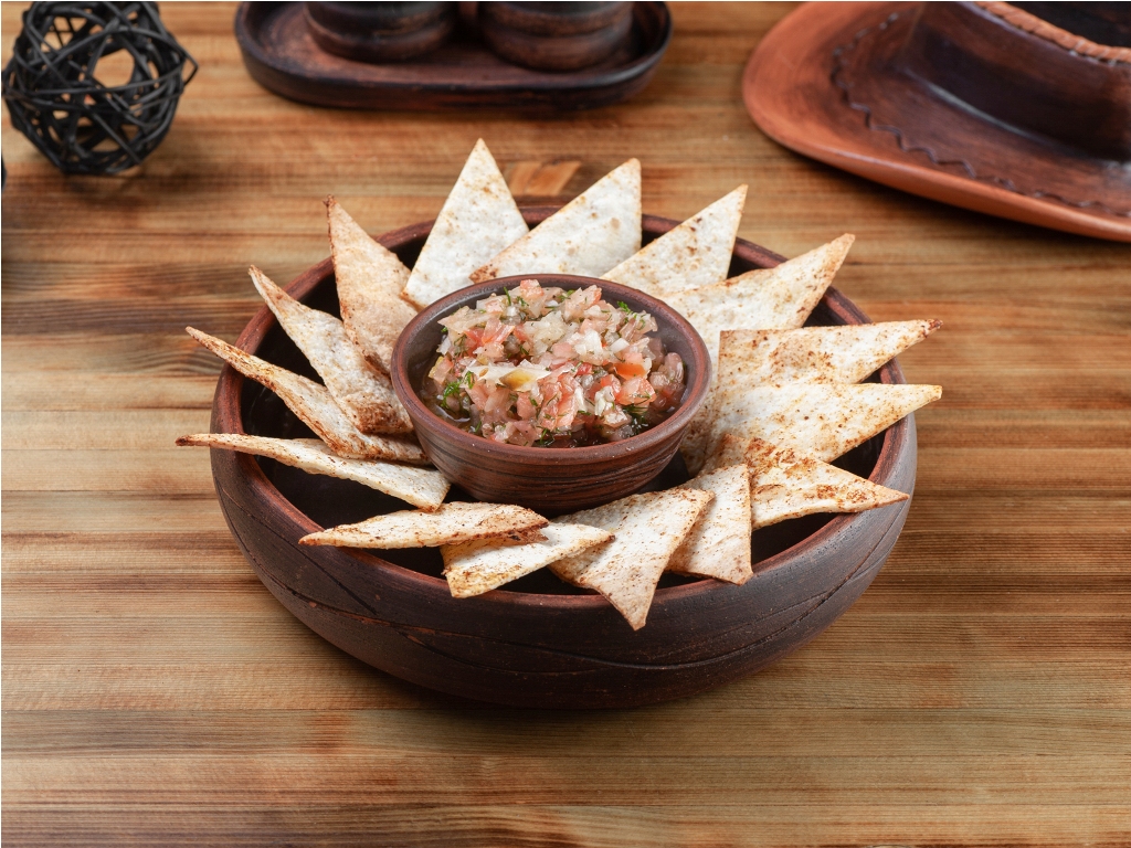 Начос с соусом сальса