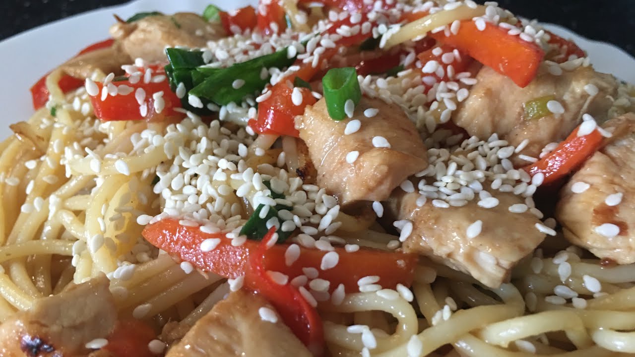Яичная лапша с курицей в сливочном соусе