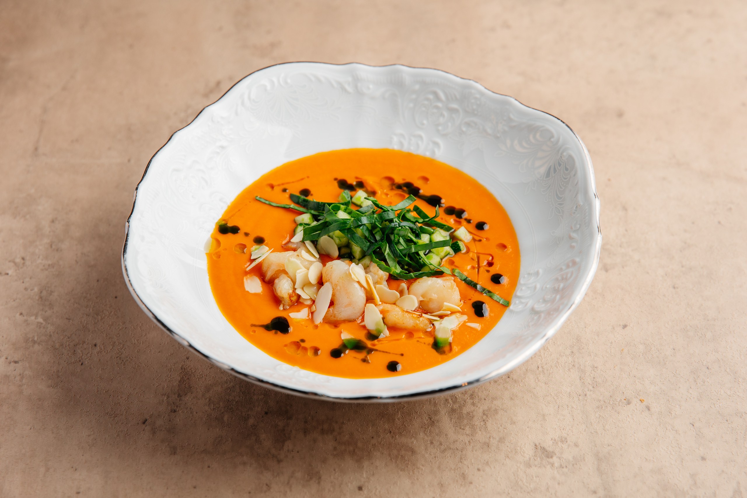 Томатный суп с креветками и цукини 