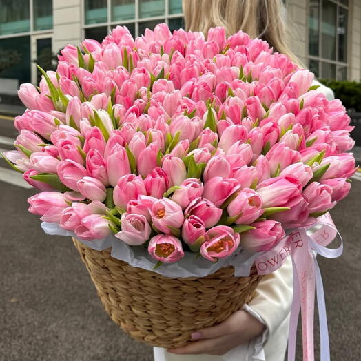 101 тюльпан в корзине