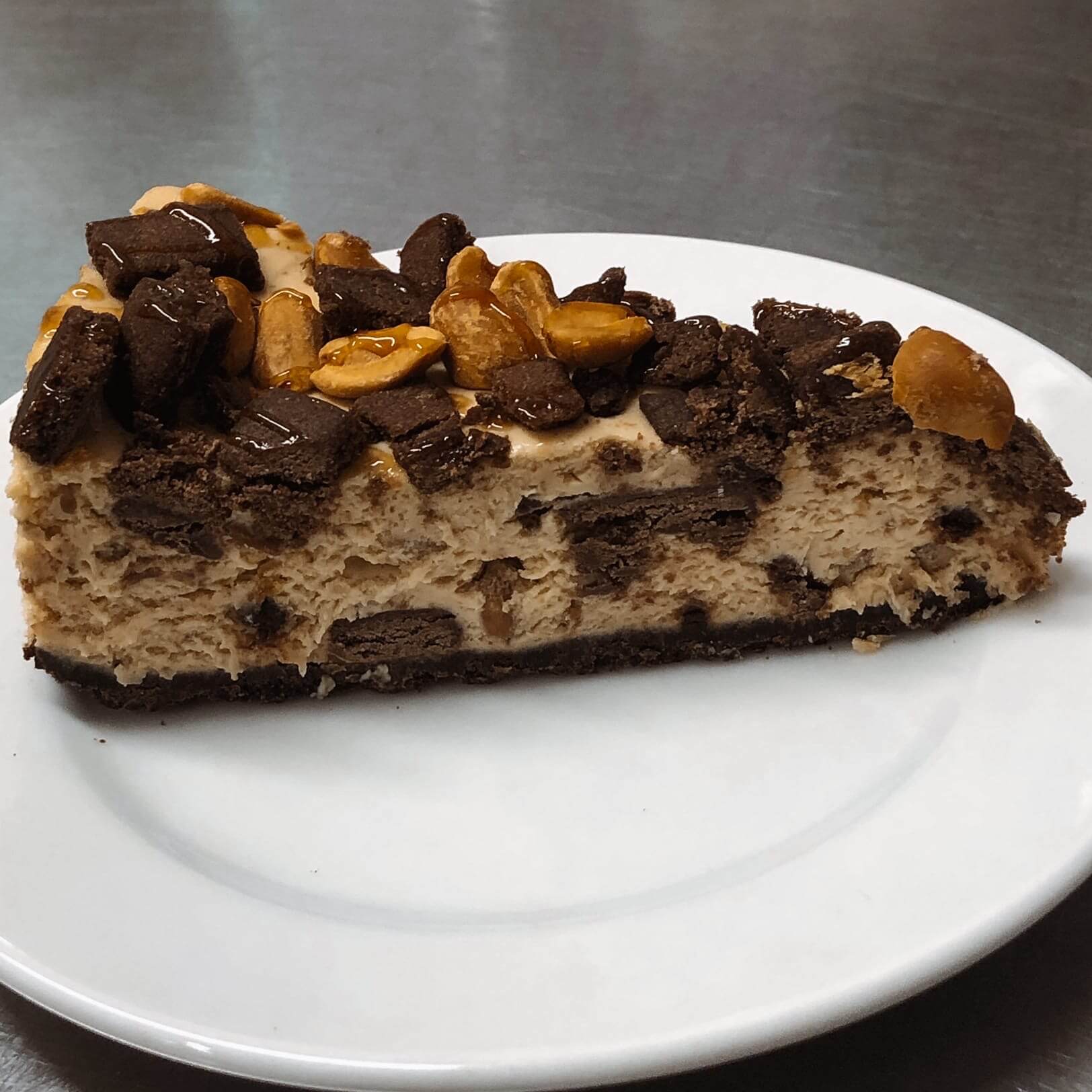 Чизкейк карамельный с арахисом