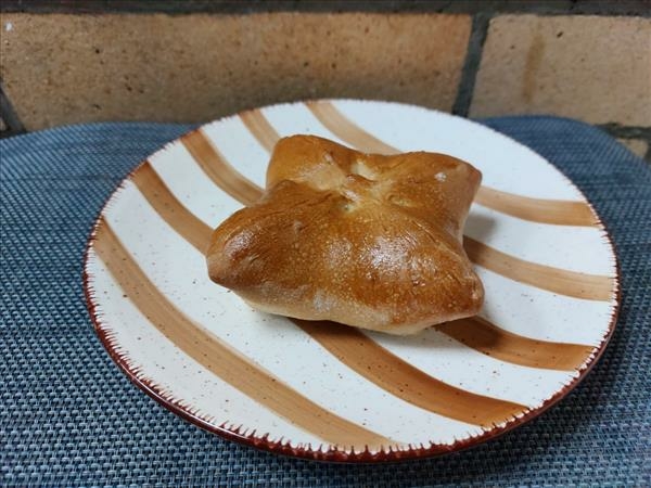 Пирожок с ветчиной и сыром