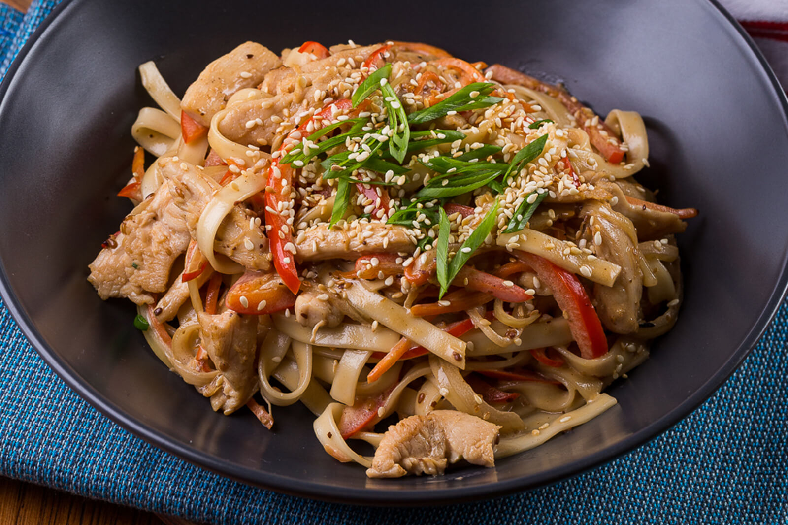WOK в кунжутном соусе