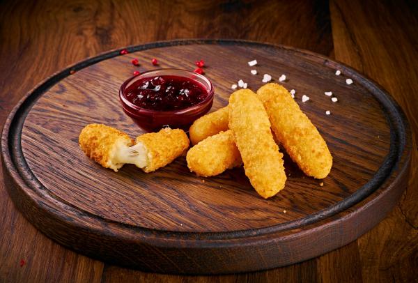 Сырные палочки с брусничным соусом