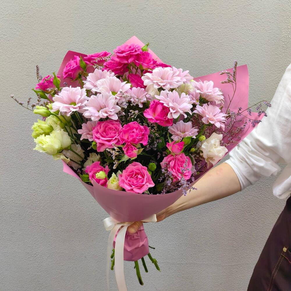 Авторский яркий букет с розами, хризантемами и эустомой (код 94)